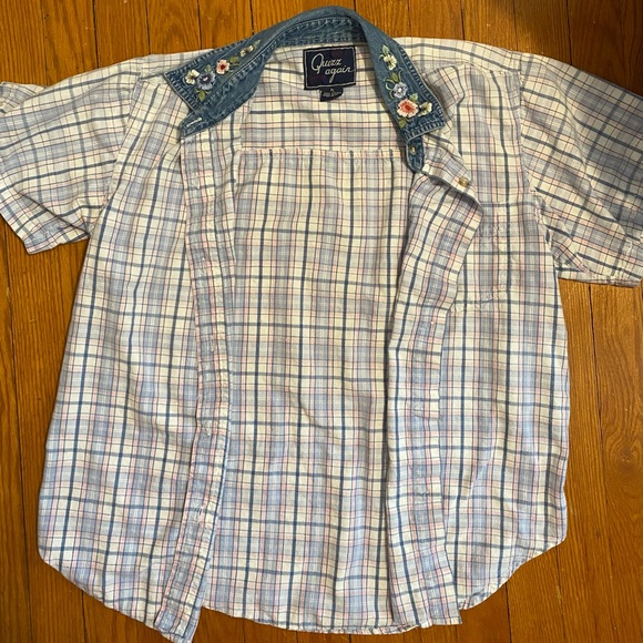 🌸🌞Vintage Button Down Shirt With Embroidered Flowers!🌞🌸 - Picture 3 of 6